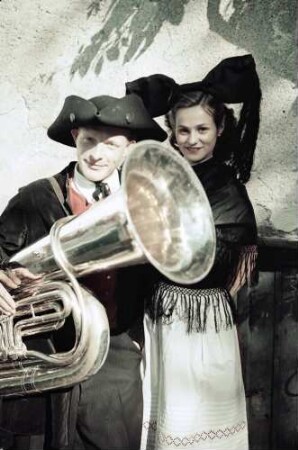 Freiburg: Markgräfler Tracht; Trägerin Frau Brandel mit Hebel-Musiker