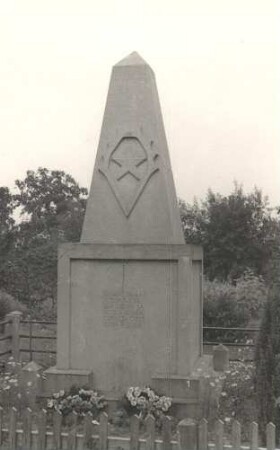 Sowjetisches Ehrenmal in Burghammer : Sowjetski pomnik w Bórkhamorje
