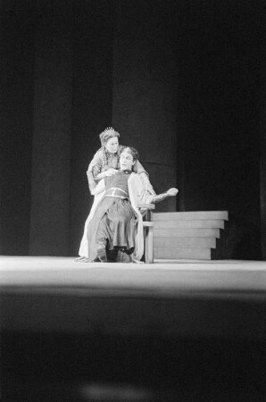 Szenenbilder aus dem Stück "König Oedipus" von Sophokles am Deutschen Theater Berlin : Szene mit Gerda Müller als Königin Iokaste und Gustaf Gründgens als König Oedipus