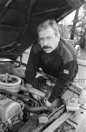 Allgemeiner Deutscher Automobil-Club e. V. ADAC: Straßenwachtfahrer Uwe Broda: Einsatz in Hamburg-Poppenbüttel: Kontrolle von Luftfilter bei Pkw: 27. Januar 1999