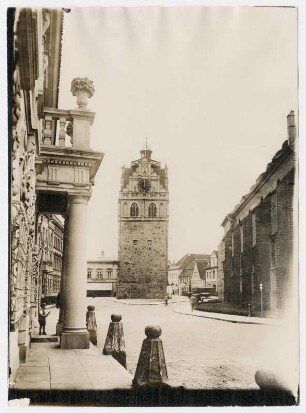 Zerbst. Blick zum Glockenturm der Bartholomäikirche, vermutlich früher Verteidigungsturm. Links das Kavalierhaus auf der Schlossfreiheit