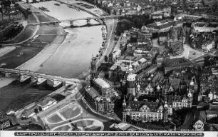 Dresden: Elbe und nördlicher Teil des Altstädter Stadtkerns mit Augustus- und Carolabrücke. Luftbild-Schrägaufnahme von Westen