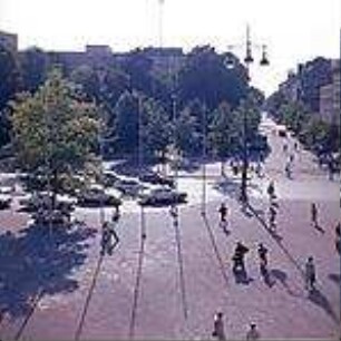 Hansjakob, Gottfried; Augsburg - Innenstadt, Königsplatz, Ernst-Reuter-Platz; Königsplatz und Fußgängerzone - Königsplatz (nördlicher Abschnitt), Platzgestaltung Richtung Bahnhofstraße, Taxistand