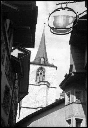 Biel: Aushängeschild, Kanne, in enger Gasse