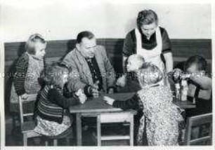 Der Bürgermeister von Münchehofe besucht den Kindergarten