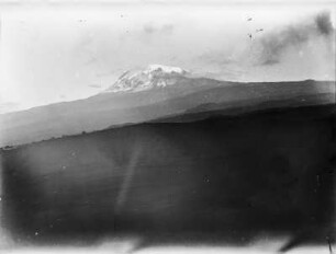 Landschaft und Kibo : Landschaft im Kilimandscharo-Gebiet mit dem schneebedeckten Kibo im Hintergrund