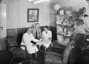 Chefzimmer. Karl Spranger im Gespräch mit zwei Angestellten aus der Produktion