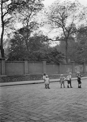 Spielende Kinder auf der Straße