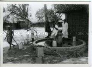 Wasserträger an einem Brunnen, Mombasa, Kenia
