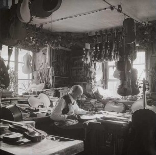 Geigenbauer-Werkstatt in Mittenwald - Workshop of a violinmaker in Mittenwald : Mittenwald. Blick in die Werkstatt eines Geigenbauers