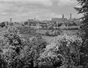 Vor Rothenburg mit Stadtmauer : Rothenburg ob der Tauber. Altstadt über das Taubertal gesehen zum Burgturm (links), Franziskanerkirche und St. Jacob-Kirche