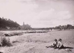 Meißen, Elbufer : Meißen. Blick vom rechtselbischem Ufer auf Burgberg mit Dom und Albrechtsburg und Elbe mit Eisenbahnbrücke