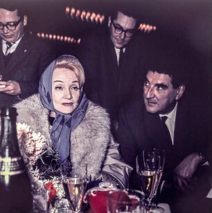 Marlene Dietrich, Zwischenlandung am Flughafen Berlin-Schönefeld im Januar 1964, Bild 6. Farbfoto, 16.01.1964 © Kurt Schwarz.