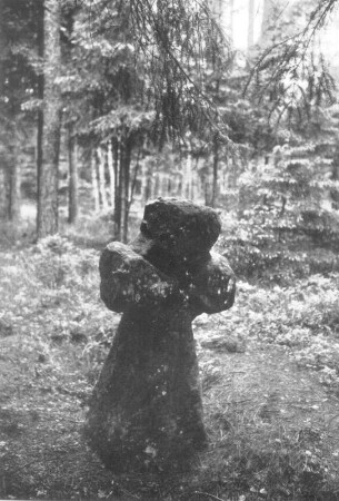 Steinkreuz : Lohmen, Steinkreuz (Tatzenkreuz) im Basteiwald nordöstlich des Parkplatzes