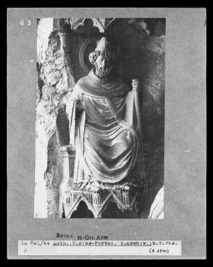Sixtusportal — Archivolten links — Papstfigur