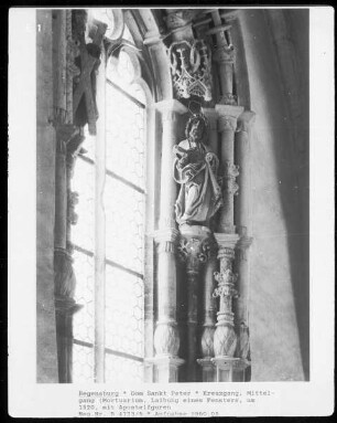 Apostelfigur der Fensterlaibung