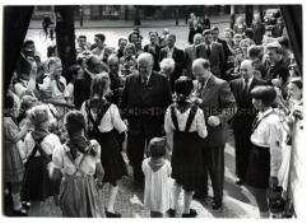 Wilhelm Pieck und Walter Ulbricht am Wahllokal zur Volkbefragung gegen die Remilitarisierung Deutschlands