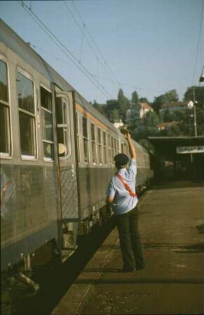 Gäubahn Stuttgart West Eilzug Bnb-Wagen Zugabfertigung Zugschaffner Abfahrauftrag Bahnsteigüberdachung