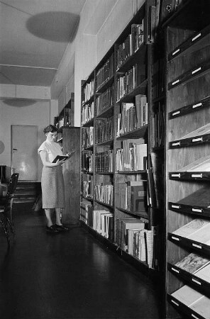 Mitarbeiterin in der Bibliothek am Institut für Länderkunde in Leipzig