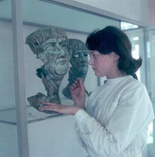 Mainz. RGZM. Restauratorin mit Kopie eines römischen Kopfes, der vermutlich Trajan darstellt
