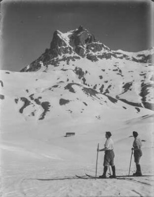 Skifahrer : Skifahrer am Fuss des Gipfels des Großen Widdersteins (2533m)