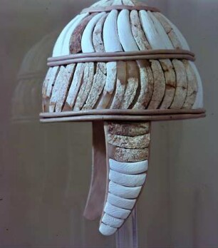Eberzahnhelm : Iraklion, Archäologisches Museum. Helm mit Besatz aus Wildschweinzähnen, nach 1600 v. Chr., aus einer Nekropole bei Knossos