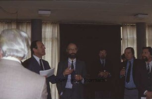Ausstellung "Landschaften" von Lothar Hoffmann: Kreistagssitzungssaal: Foyer: Publikum