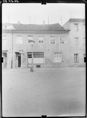 Torgau, Kurstraße 9. Wohnhaus mit Laden (19. Jh.). Straßenfront (Teilansicht)