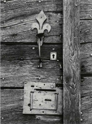 Altes Schloß am Kirchenportal in Varenne l'Arconce
