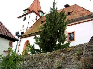 Ansicht von Norden mit Kirche (Kirchturm als Chorturm) über Kirchhofmauer