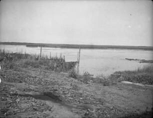 Taraikasee (Lake Nevskoye) : Uferabschnitt mit Bootsanlegestelle