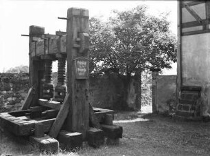 Radebeul. Hoflößnitz. Alte Weinpresse auf dem Hof