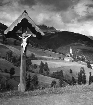 Kruzifix : Kärnten. Kruzifix. Blick zu einem Gebirgsdorf