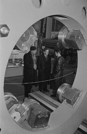 Messebesucher in der tschechoslowakischen Ausstellungshalle vor der Präsentation einer technischen Anlage/Bohrtechnik (?)