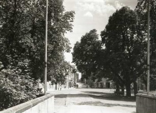 Burgstraße : Freiberg (Sachsen), Burgstraße. Blick vom Hauptportal des Schlosses Freudenstein über den Schlossplatz in die Straße