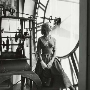 Modeaufnahme, Modell im Uhrenturm des College Cooper Union (Mademoiselle)