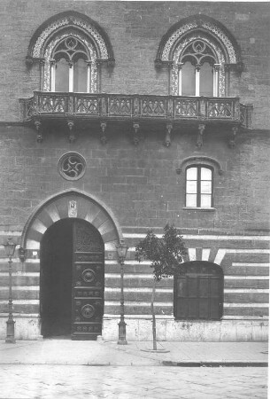 Reisefotos. Portal und Balkon mit zwei Fenstern mit geometrischer und floraler ornamentaler Rahmung (vielleicht eines Palastes)