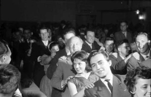 9. Tagung 1959 Physiker; Studentenabend Stadthalle Lindau: Werner Heisenberg in der Polonaisekette