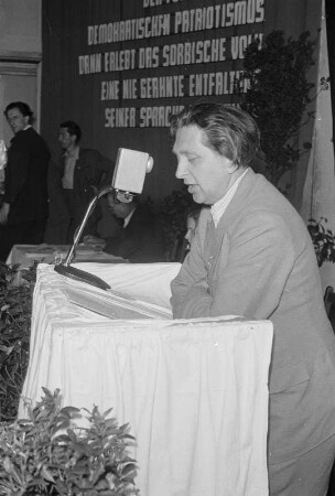 Jurij Winar spricht auf dem II. Bundeskongres der Domowina in Bautzen : Jurij Winar rěči na II. zwjazkowym kongresu Domowiny w Budyšinje : Bautzen / Budyšin