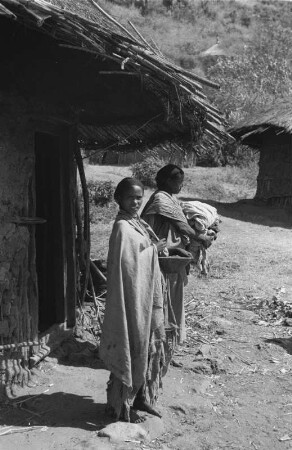 Frauen vor ihrer Hütte : Frauen vor ihrer Hütte, die sich auf der Grundgebirgsterrasse eines Tales im Chercher-Gebirge befindet.