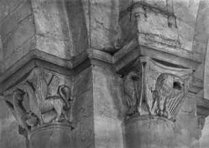 Erster Pfeiler von Westen, nördliches Kapitell, gegenständige Greifen und Adler