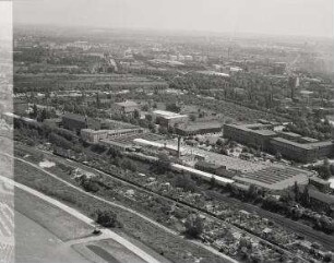 Luftaufnahme, Blick von Norden auf die Fabrikanlage Roth-Büchner AG (Gillette) und die Ufa-Filmstudios. Berlin-Tempelhof, Oberlandstraße