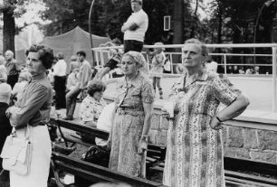 Ältere Frauen bei einem Fest (?)