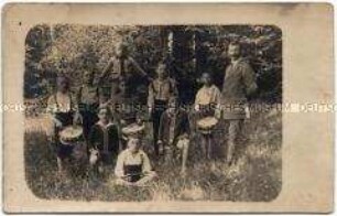 Schülern mit Trommeln und Lehrer im Wald