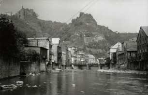 Idar-Oberstein, Ortsansicht : Idar-Oberstein. Ortsansicht mit Neuem und Altem Schloss und Felsenkirche. Blick über die Nahe