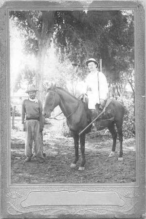 Ernst Otto Gerhardt mit Gewehr zu Pferde und mit einem Einheimischen in Argentinien