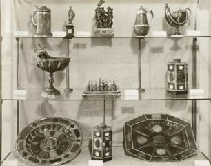 Bernsteinvitrine: oben: Bersteinkrüge, -figuren und -kanne in Schiffsgestalt & Mitte: muschelförmige Bernsteinschale, Schachbrett und -Büchse & unten: Schüsseln und Büchse