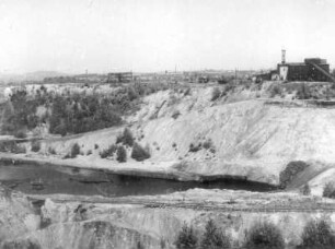 Olbersdorf. Braunkohlenwerk "Glückauf". Wassergefülltes Tagebaurestloch gegen Werkanlagen