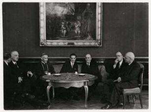 Frühstück zu Ehren des irischen Außenministers Mac Gilligan beim Reichskanzler Dr. Heinrich Brüning in Berlin. von links: Julius Curtius, Wilhelm Cuno, Nuntius Cesare Orsenigo, Patrick Mac Gilligan, Heinrich Brüning, Horare Rumbold, Hans Luther