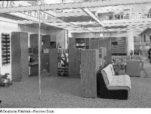 Ausstellungskoje des VEB Möbelkombinat Berlin (MKB) mit Wohnzimmermöbeln